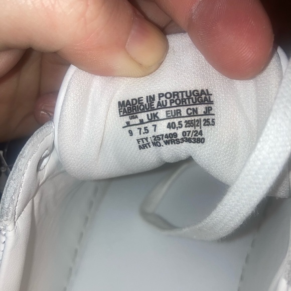 NEW Wilson Classic Premium Tennis Shoes - Picture 9 of 10